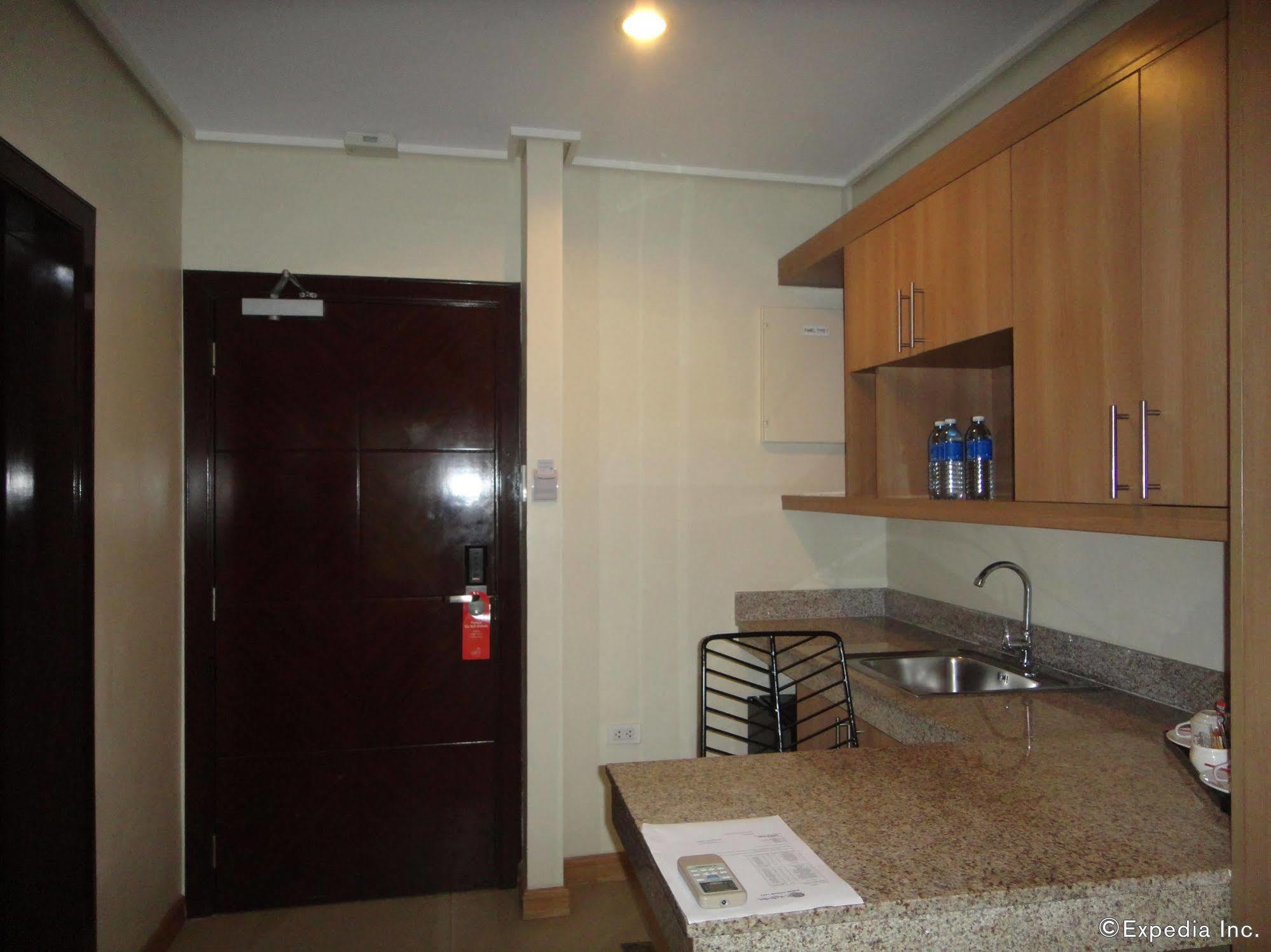 City Suites Ramos Tower Cebu Stadt Exterior foto